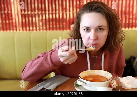 Eine Frau, die im Restaurant leckere Tom-Suppe isst Stockfoto