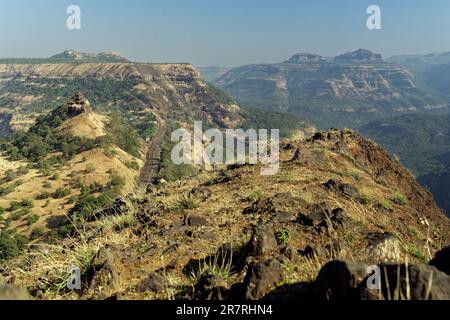 11. Dezember 2005 Zentralbahn durch Bhor Ghat oder Bor Ghat in Western Ghats; Deccan Plateau;Khandala ; Maharashtra ; Indien Stockfoto