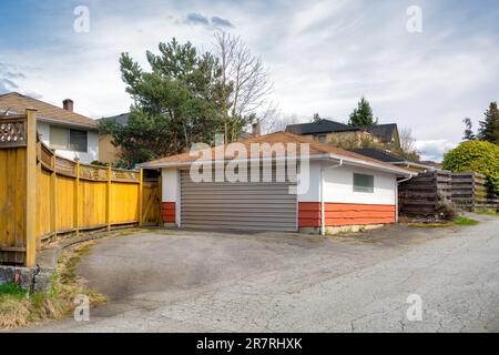 Freistehende Garage des Wohnhauses mit Asphalt Straße vor Stockfoto