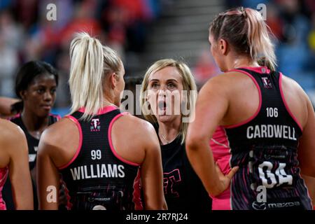 17. Juni 2023; Ken Rosewall Arena, Sydney, NSW, Australien: Suncorp Super Netball , New South Wales Swifts gegen Adelaide Thunderbirds; Tracey Neville Assistenztrainer der Adelaide Thunderbirds spricht während einer Auszeit mit ihrem Team Stockfoto