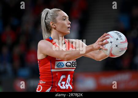 17. Juni 2023; Ken Rosewall Arena, Sydney, NSW, Australien: Suncorp Super Netball , New South Wales Swifts versus Adelaide Thunderbirds; Helen Housby von den NSW Swifts sucht nach Möglichkeiten zum Bestehen Stockfoto