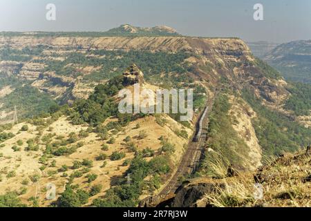 11. Dezember 2005 Zentralbahn durch Bhor Ghat oder Bor Ghat in Western Ghats; Deccan Plateau;Khandala ; Maharashtra ; Indien Stockfoto