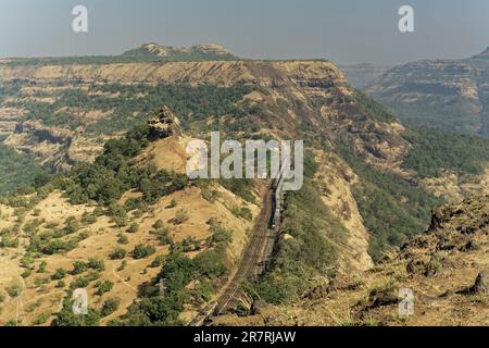 11. Dezember 2005 Zentralbahn durch Bhor Ghat oder Bor Ghat in Western Ghats; Deccan Plateau;Khandala ; Maharashtra ; Indien Stockfoto