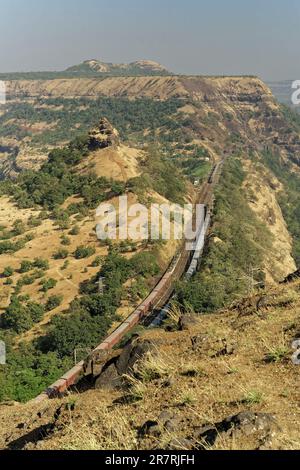 11. Dezember 2005 Zentralbahn durch Bhor Ghat oder Bor Ghat in Western Ghats; Deccan Plateau;Khandala ; Maharashtra ; Indien Stockfoto