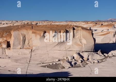 Campo de Piedra Pomez - eine bizarre, aber wunderschöne Landschaft im argentinischen Hochland mit einem riesigen Bimsfeld, vulkanischen Felsen und Sanddünen Stockfoto