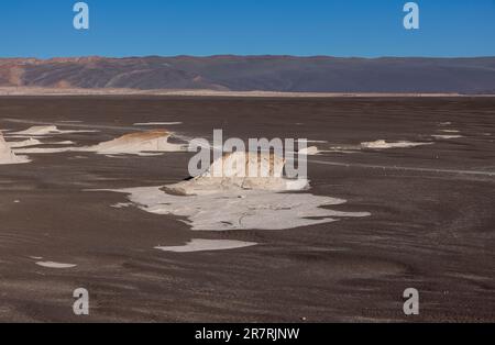 Campo de Piedra Pomez - eine bizarre, aber wunderschöne Landschaft im argentinischen Hochland mit einem riesigen Bimsfeld, vulkanischen Felsen und Sanddünen Stockfoto