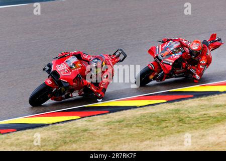 Sachsenring, Hohenstein-Ernstthal, Sachsen, Deutschland. 17. Juni 2023. 2023 Deutsche MotoGP, Qualifikationstag; Francesco Bagnaia und Augusto Fernandez während der Qualifikation für die deutsche MotoGP-Gutschrift: Action Plus Sports/Alamy Live News Stockfoto