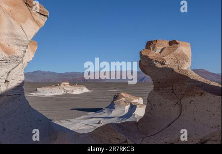 Campo de Piedra Pomez - eine bizarre, aber wunderschöne Landschaft im argentinischen Hochland mit einem riesigen Bimsfeld, vulkanischen Felsen und Sanddünen Stockfoto