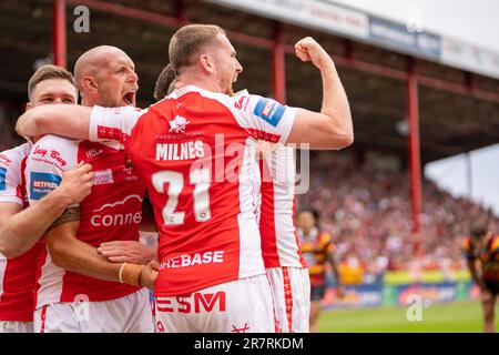 Hull, UK. 17. Juni 2023 Viertelfinale des Betfred Rugby League Challenge Cup: Hull KR gegen Salford Red Devils. Dean Hadley und Rowan Milnes Hull KR feiern die TRY Credit Paul Whitehurst/Alamy Live News Stockfoto