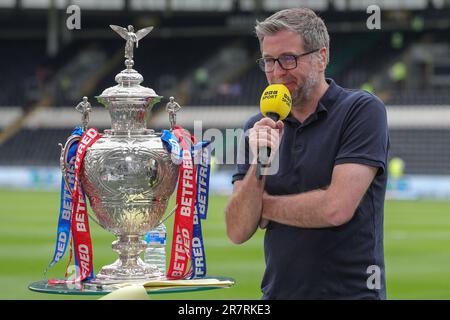 Hull, UK. 17. Juni 2023. BBC Sport-Moderator Mark Chapman steht neben der Trophäe des Challenge Cup vor dem Spiel der Betfred Super League Runde 16 Hull FC gegen St Helens im MKM Stadium, Hull, Großbritannien, 17. Juni 2023 (Foto von James Heaton/News Images) in Hull, Großbritannien, am 6./17. Juni 2023. (Foto: James Heaton/News Images/Sipa USA) Guthaben: SIPA USA/Alamy Live News Stockfoto