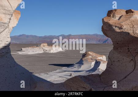 Campo de Piedra Pomez - eine bizarre, aber wunderschöne Landschaft im argentinischen Hochland mit einem riesigen Bimsfeld, vulkanischen Felsen und Sanddünen Stockfoto