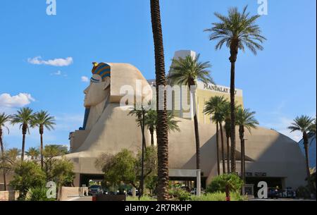 Great Sphinx of Giza am Eingang das im antiken Ägypten gestaltete Luxor Las Vegas Casino Hotel Las Vegas Nevada USA Stockfoto