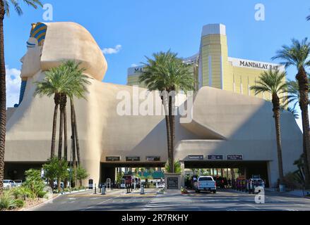 Great Sphinx of Giza am Eingang zum Luxor Las Vegas Casino Hotel im altägyptischen Stil Las Vegas Nevada USA Stockfoto