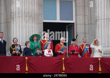 (Von links nach rechts) Vizeadmiral Sir Tim Laurence, Prinzessin Royal, Prinz George, Prinzessin von Wales, Prinz Louis, Prinzessin Charlotte, König Charles III., Königin Camilla, Herzog von Edinburgh und Herzogin von Edinburgh auf dem Balkon des Buckingham Palace, London, Sehen Sie sich die Flypast nach der Trooping the Colour Zeremonie im Zentrum von London an, während König Karl III. Seinen ersten offiziellen Geburtstag seit seinem Amtsantritt als Herrscher feiert. Foto: Samstag, 17. Juni 2023. Stockfoto