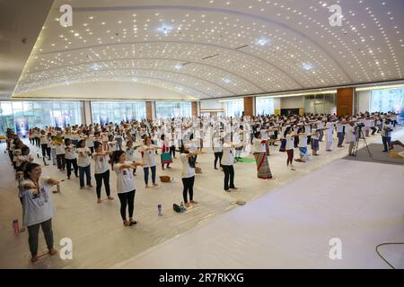 17. Juni 2023, Chottogram, Bangladesch. Yoga-Fans haben am International Yoga Day in Chattogram Yoga geübt. Yoga-Fans feiern das Internatio Stockfoto