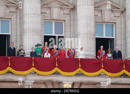 (Von links nach rechts) Vizeadmiral Sir Tim Laurence, Prinzessin Royal, Prinz George, Prinzessin von Wales, Prinz Louis, Prinzessin Charlotte, König Karl III., Königin Camilla, Herzog von Edinburgh, Herzogin von Edinburgh, Herzog von Kent, Und der Herzog und die Herzogin von Gloucester auf dem Balkon des Buckingham Palace, London, um die Flypast nach der Trooping the Colour Zeremonie im Zentrum von London zu sehen, während König Karl III. Seinen ersten offiziellen Geburtstag feiert, seit er souverän wurde. Foto: Samstag, 17. Juni 2023. Stockfoto