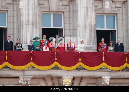 (Von links nach rechts) Vizeadmiral Sir Tim Laurence, Prinzessin Royal, Prinz George, Prinzessin von Wales, Prinz Louis, Prinzessin Charlotte, König Karl III., Königin Camilla, Herzog von Edinburgh, Herzogin von Edinburgh, Herzog von Kent, Und der Herzog und die Herzogin von Gloucester auf dem Balkon des Buckingham Palace, London, um die Flypast nach der Trooping the Colour Zeremonie im Zentrum von London zu sehen, während König Karl III. Seinen ersten offiziellen Geburtstag feiert, seit er souverän wurde. Foto: Samstag, 17. Juni 2023. Stockfoto