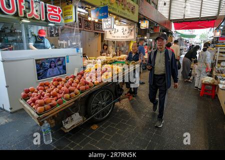 Busan, Südkorea - 26. Mai 2023: Obstverkäufer auf dem Gukje-Markt oder dem internationalen Markt im Bezirk Nampodong in Busan, Südkorea. Stockfoto