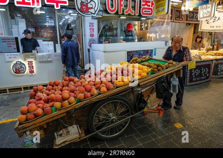 Busan, Südkorea - 26. Mai 2023: Obstverkäufer auf dem Gukje-Markt oder dem internationalen Markt im Bezirk Nampodong in Busan, Südkorea. Stockfoto