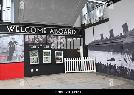 LONG BEACH, KALIFORNIEN - 14. JUNI 2023: Begrüßungsschild und historische Grafiken im Queen Mary Hotel Stockfoto