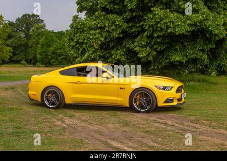 2018 Yellow Ford Mustang GT Auto Ti-VCT V8 Ecoboost Selectshift Auto Ye Car Coupe Benzinmotor 4951 cm3; eine Reihe seltener, aufregender und ungewöhnlicher Fahrzeug-Enthusiasten und Besucher auf der Worden Park Motor Village Showcase, Leyland Festival, Großbritannien Stockfoto