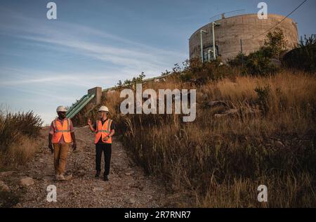 (230617) -- MWANZA, 17. Juni 2023 (Xinhua) -- Dieses Foto wurde am 12. Juni 2023 aufgenommen und zeigt Kelvin (L) und Ning Yunfeng bei der Inspektion eines Reservoirs in Buswelu in der Region Mwanza, Tansania. Die Mwanza-Region liegt im Nordwesten von Tansania, an der Südküste des Viktoriasees, dem größten Süßwassersee Afrikas und dem zweitgrößten der Welt. Aufgrund unzureichender Infrastruktur sind die Bewohner des Sees leider mit Wasserknappheit konfrontiert. Kelvin Josephat Kituruka, ein Einheimischer von Mwanza, trat der China Civil Engineering Construction Corporation (CCECC) als Qualitätserklärung bei Stockfoto