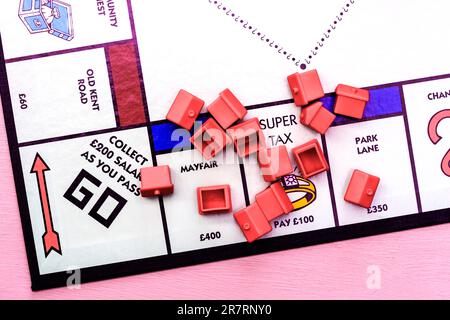 Monopoly Board zeigt verstreute Hotels auf Super Tax, Mayfair und Park Lane. Stockfoto