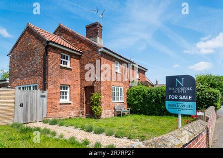 Ein "zu verkaufen"-Schild auf einem Einzelhaus im Norfolk-Dorf Flitcham. Stockfoto