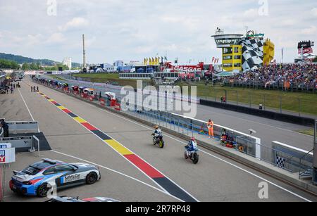 Hohenstein Ernstthal, Deutschland. 17. Juni 2023. Motorsport/Motorrad, deutscher Grand Prix, Qualifizierung im Sachsenring von Moto2 bis 2. Uhr. Moto2 Fahrer fahren in die Boxengasse. Kredit: Jan Woitas/dpa/Alamy Live News Stockfoto