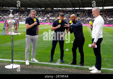 Von links nach rechts: BBC Sport-Moderator Mark Chapman mit den Experten Paul Wellens, Jamie Jones-Buchanan und Jamie Peacock vor dem Viertelfinale des Betfred Challenge Cup im MKM Stadium, Kingston Upon Hull. Foto: Samstag, 17. Juni 2023. Stockfoto