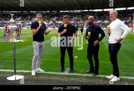 Von links nach rechts: BBC Sport-Moderator Mark Chapman mit den Experten Paul Wellens, Jamie Jones-Buchanan und Jamie Peacock vor dem Viertelfinale des Betfred Challenge Cup im MKM Stadium, Kingston Upon Hull. Foto: Samstag, 17. Juni 2023. Stockfoto