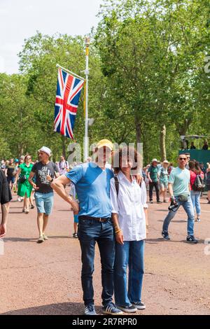 The Mall, London, Großbritannien. 17. Juni 2023 Ein Paar bereitet sich darauf vor, 70 Flugzeuge der Royal Navy, der British Army und der Royal Air Force zu beobachten, die in Formation entlang der Mall für die Geburtstagsfliege seiner Majestät des Königs fliegen. Kredit: Stuart Robertson/Alamy Live News Stockfoto