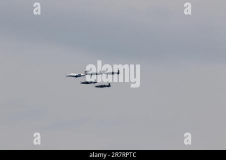 Brentwood, Großbritannien. , . Flypast über Essex gesehen für seine Majestät König Charles III. Geburtstagsflugzeug von der anderen Seite der Royal Navy, Die britische Armee und die Royal Air Force nehmen an einer spektakulären Fahrt über die Mall und den Buckingham Palace Teil, die von ihren Majestäten König und Königin zusammen mit anderen Mitgliedern der königlichen Familie Credit: Richard Lincoln/Alamy Live News beobachtet wird Stockfoto