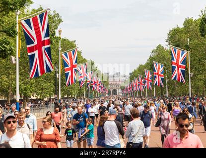 The Mall, London, Großbritannien. 17. Juni 2023 Die Massen versammeln sich, um 70 Flugzeuge der Royal Navy, der British Army und der Royal Air Force zu beobachten, die in Formation entlang der Mall zur Geburtstagsfeier seiner Majestät des Königs fliegen. Kredit: Stuart Robertson/Alamy Live News Stockfoto