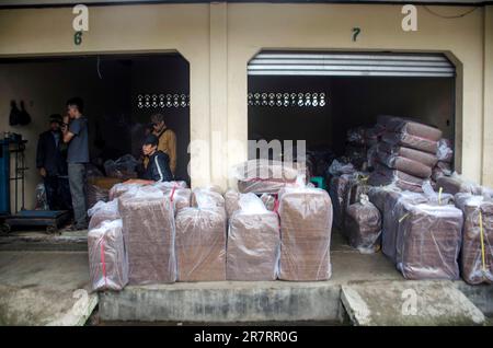 Sumedang, Indonesien. 17. Juni 2023. Tüten mit geschreddertem trockenem Tabak sind auf einem Tabakmarkt im Bezirk Sumedang, West Java, Indonesien, 17. Juni 2023 zu sehen. Kredit: Septianjar Muharam/Xinhua/Alamy Live News Stockfoto