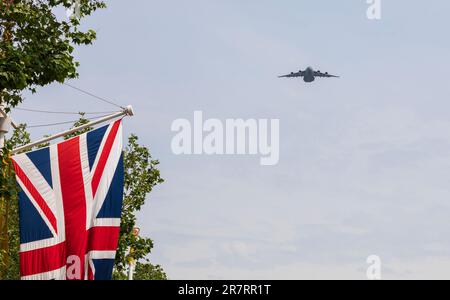 The Mall, London, Großbritannien. Juni 2023. Ein RAF C-17A Globemaster III (ZZ177), der 70 als Teil einer Fliegerfliege zum Geburtstag seiner Majestät des Königs die Mall herunterfliegt. Die Flugzeuge waren von der Royal Navy, der British Army und der Royal Air Force. Quelle: Stuart Robertson/Alamy Live News Stockfoto