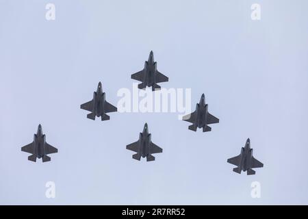 The Mall, London, Großbritannien. 17. Juni 2023 RAF F F-35B Lightning II Flugzeug von RAF Marham fliegt die Mall hinunter zur Geburtstagsfliege seiner Majestät des Königs. Kredit: Stuart Robertson/Alamy Live News Stockfoto