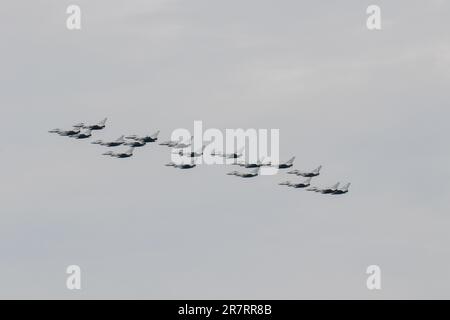 Brentwood, Großbritannien. , . Flypast über Essex gesehen für seine Majestät König Charles III. Geburtstagsflugzeug von der anderen Seite der Royal Navy, Die britische Armee und die Royal Air Force nehmen an einer spektakulären Fahrt über die Mall und den Buckingham Palace Teil, die von ihren Majestäten König und Königin zusammen mit anderen Mitgliedern der königlichen Familie Credit: Richard Lincoln/Alamy Live News beobachtet wird Stockfoto