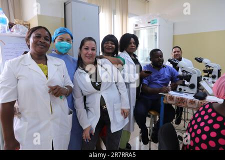 (230617) -- MALABO, 17. Juni 2023 (Xinhua) -- Yang Xiaoyi (2. l), Laborärztin des chinesischen medizinischen Teams, macht ein Foto mit ihren Kollegen in einem Krankenhaus in Malabo, Äquatorialguinea, 14. Juni 2023. Das 32. Chinesische Ärzteteam kam im Juli 2022 in Malabo, der Hauptstadt Äquatorialguineas, an. Die 25 Mitglieder des medizinischen Teams kamen aus 13 Krankenhäusern im südchinesischen Guangzhou, die klinische Abteilungen einschließlich Innere Medizin, Chirurgie, Pädiatrie, Geburtshilfe und Gynäkologie, Augenheilkunde und Orthopädie abdeckten. Seit 1971 hat China 32 Chargen von mehr als 600 medizinischen Tee verschickt Stockfoto