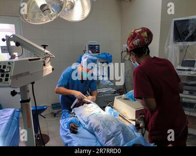 (230617) -- MALABO, 17. Juni 2023 (Xinhua) -- Xu Yangying (Back), ein Anästhesist des chinesischen medizinischen Teams, narkotisiert einen Patienten für eine Operation in einem Krankenhaus in Malabo, Äquatorialguinea, 6. April 2023. Das 32. Chinesische Ärzteteam kam im Juli 2022 in Malabo, der Hauptstadt Äquatorialguineas, an. Die 25 Mitglieder des medizinischen Teams kamen aus 13 Krankenhäusern im südchinesischen Guangzhou, die klinische Abteilungen einschließlich Innere Medizin, Chirurgie, Pädiatrie, Geburtshilfe und Gynäkologie, Augenheilkunde und Orthopädie abdeckten. Seit 1971 hat China 32 Chargen von mehr als 600 medizinischen Tee verschickt Stockfoto