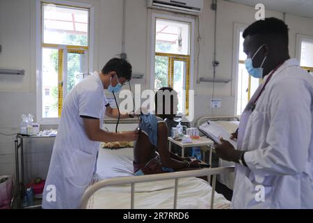 (230617) -- MALABO, 17. Juni 2023 (Xinhua) -- Li Debing (L), ein Arzt des chinesischen Ärzteteams, untersucht einen Patienten in einem Krankenhaus in Malabo, Äquatorialguinea, 14. Juni 2023. Das 32. Chinesische Ärzteteam kam im Juli 2022 in Malabo, der Hauptstadt Äquatorialguineas, an. Die 25 Mitglieder des medizinischen Teams kamen aus 13 Krankenhäusern im südchinesischen Guangzhou, die klinische Abteilungen einschließlich Innere Medizin, Chirurgie, Pädiatrie, Geburtshilfe und Gynäkologie, Augenheilkunde und Orthopädie abdeckten. Seit 1971 hat China 32 Chargen von mehr als 600 medizinischen Teammitgliedern nach Äquatorialguin geschickt Stockfoto