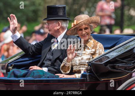 The Mall, Westminster, London, Großbritannien. 17. Juni 2023. Die Royal Family und die Massen und Truppen sind nach der Trooping of the Colour Zeremonie von der Horse Guards Parade zurück in die Mall gereist, in Richtung Buckingham Palace. Es ist das erste unter der Herrschaft von König Karl III Birgitte, Herzogin von Gloucester, und Prinz Richard, Herzog von Gloucester, der in einer Kutsche fährt Stockfoto