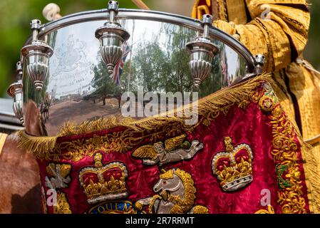 The Mall, Westminster, London, Großbritannien. 17. Juni 2023. Die Royal Family und die Massen und Truppen sind nach der Trooping of the Colour Zeremonie von der Horse Guards Parade zurück in die Mall gereist, in Richtung Buckingham Palace. Es ist das erste unter der Herrschaft von König Karl III Polierte Trommel des montierten Bandes der Haushaltskavallerie, das die Mall reflektiert Stockfoto