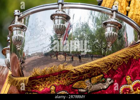 The Mall, Westminster, London, Großbritannien. 17. Juni 2023. Die Royal Family und die Massen und Truppen sind nach der Trooping of the Colour Zeremonie von der Horse Guards Parade zurück in die Mall gereist, in Richtung Buckingham Palace. Es ist das erste unter der Herrschaft von König Karl III Polierte Trommel des montierten Bandes der Haushaltskavallerie, das die Mall reflektiert Stockfoto