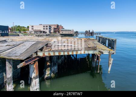 Port Townsend, WA, USA - Juli 2022; Blick entlang der Uferpromenade des historischen Viertels von Port Townsend in der Innenstadt mit meist verfallenen Überresten des historischen Bu Stockfoto