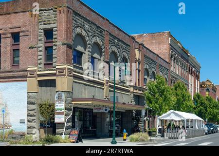 Port Townsend, WA, USA - Juli 2022; Blick auf die Downtown Water Street im Port Townsend Historic District mit gut erhaltenen Gebäuden aus dem späten 19. Jahrhundert Stockfoto