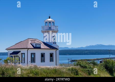 Port Townsend, WA, USA - Juli 2022; Blick auf die Residenz Dimick Lighthouse, erbaut im Jahr 1990 mit einem 50 m hohen Turm mit Wendeltreppe, aber ohne funktionierenden Leuchtturm Stockfoto