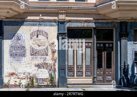 Port Townsend, WA, USA - Juli 2022; Blick auf die Fassade eines der historischen Gebäude aus dem 19. Jahrhundert im Port Townsend Historic District mit verwittertem A. Stockfoto