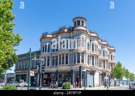 Port Townsend, WA, USA - Juli 2022; Blick auf das historische viktorianische Gebäude Hastings Building, das 1890 für Lucinda und Loren Brown Hastings WIT erbaut wurde Stockfoto