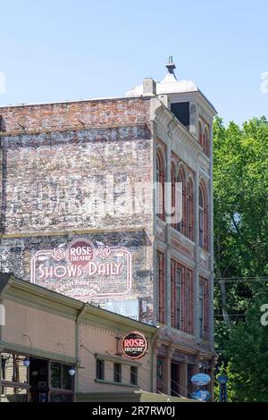 Port Townsend, WA, USA - Juli 2022; Blick auf die Fassade eines der historischen Gebäude aus dem 19. Jahrhundert im Port Townsend Historic District mit Mauer oder Mur Stockfoto